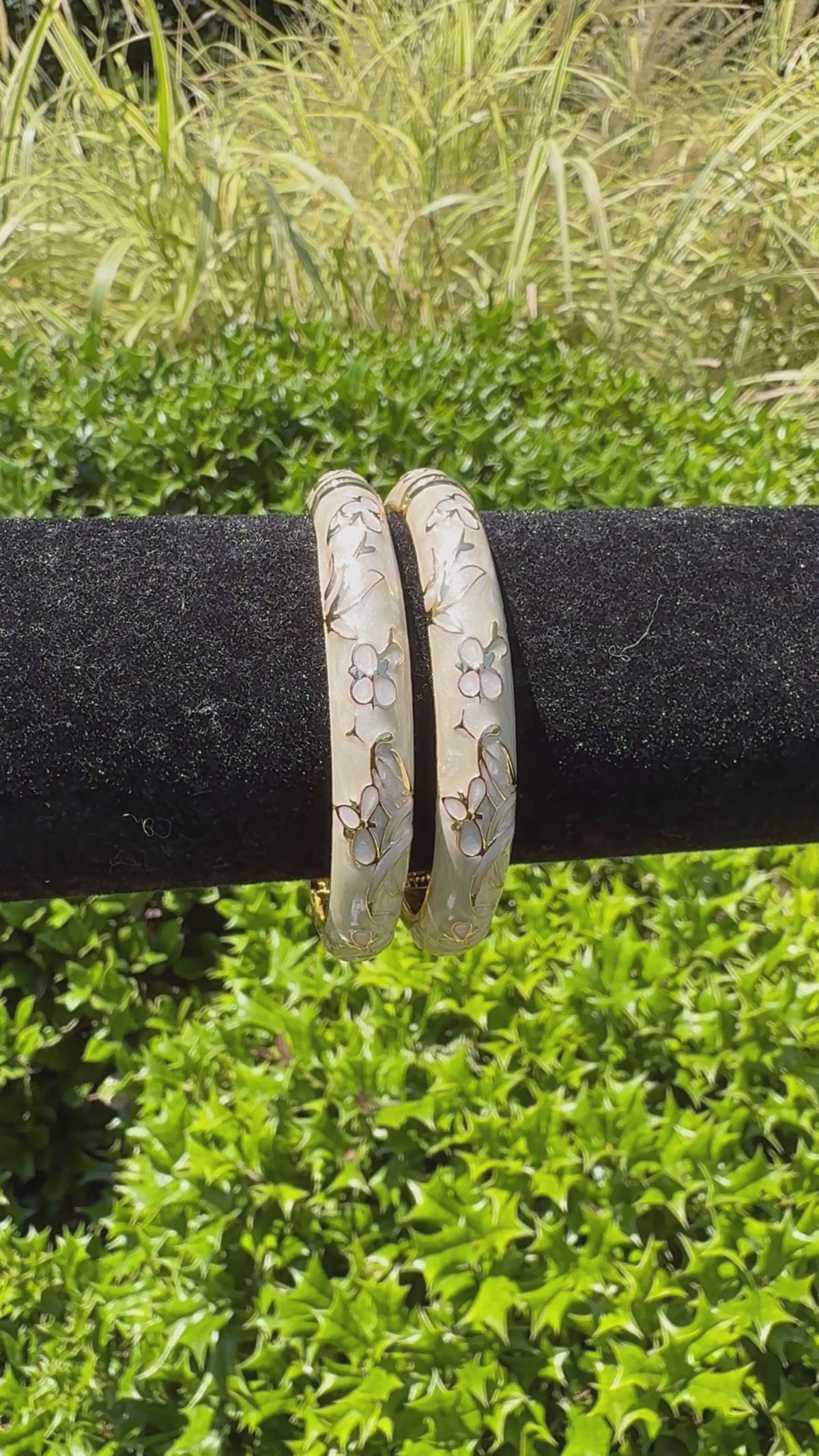 Amaaré White Bangle